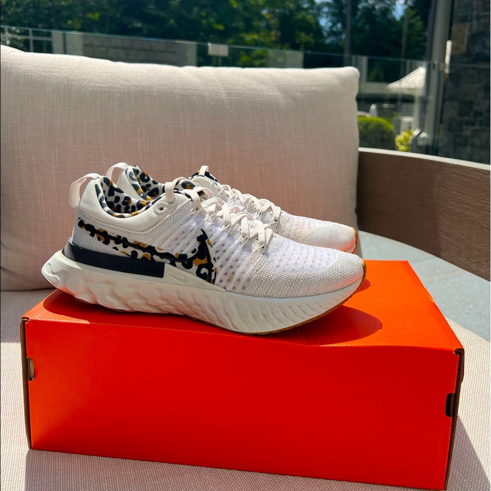 Women’s Nike React Infinity Flyknit: Leopard print interior.